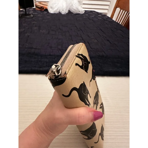 Miu Miu Rare Beige Leather Zip Wallet with Black Cat Design - Picture 8 of 13